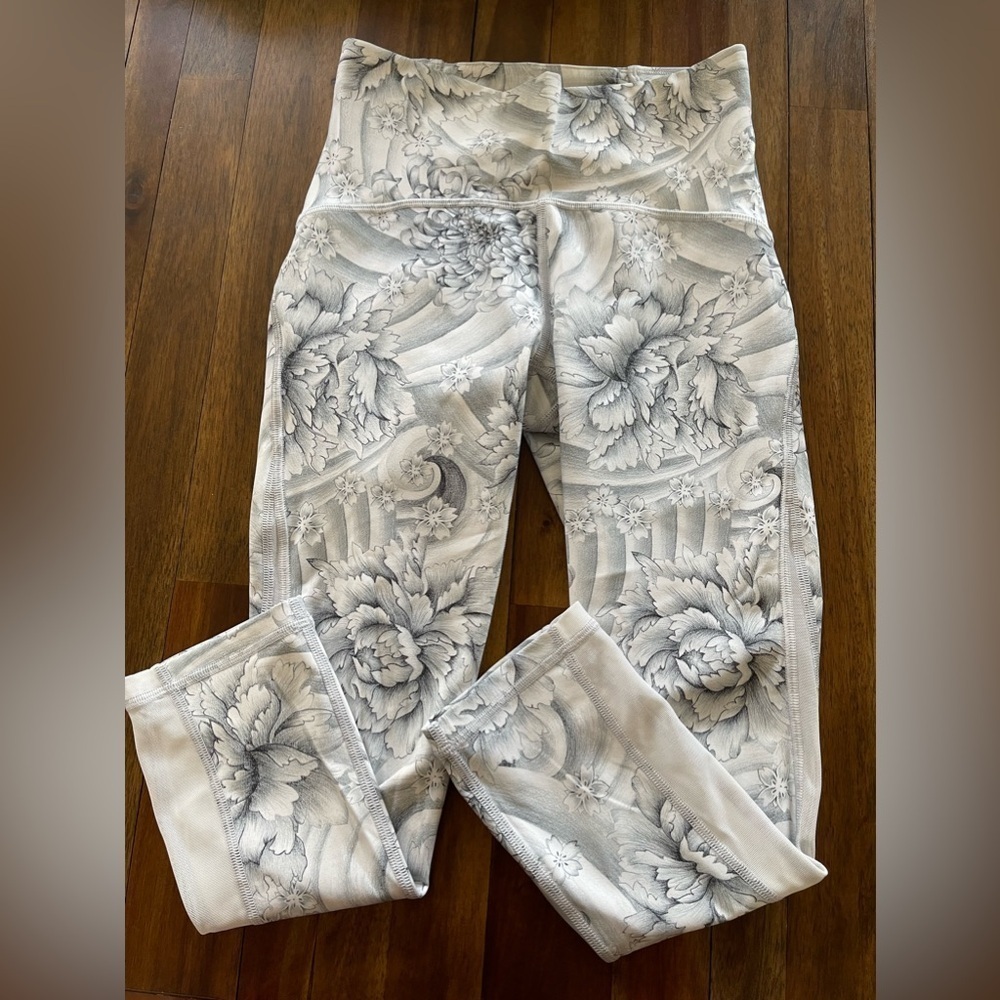 Lululemon Crop leggings flower print gray and white